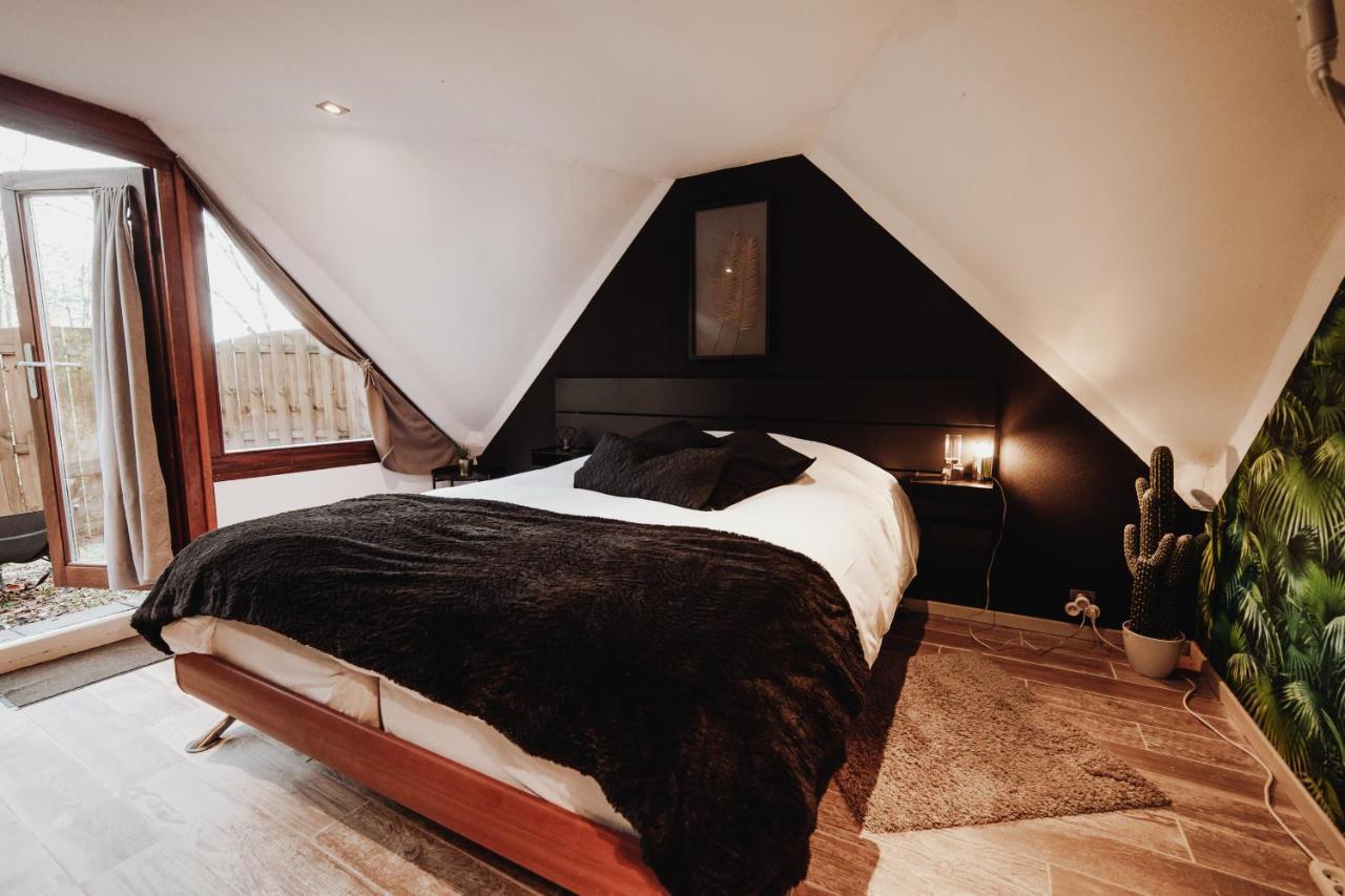 Chalet Tropical Avec Bain A Bulles - In The Woods Gesves Екстериор снимка