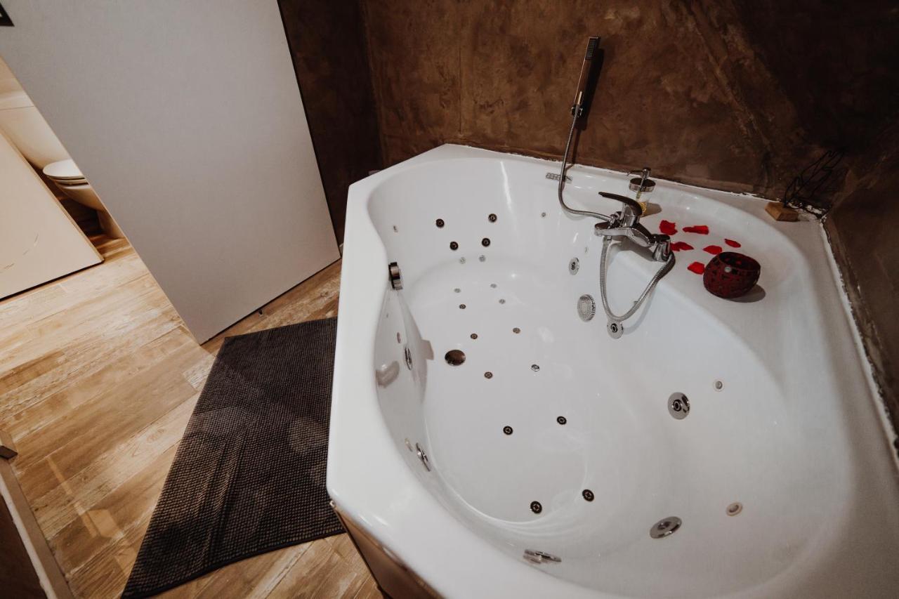 Chalet Tropical Avec Bain A Bulles - In The Woods Gesves Екстериор снимка