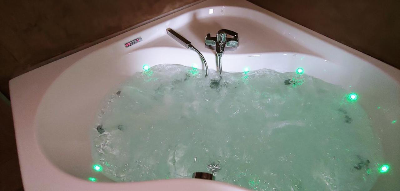 Chalet Tropical Avec Bain A Bulles - In The Woods Gesves Екстериор снимка