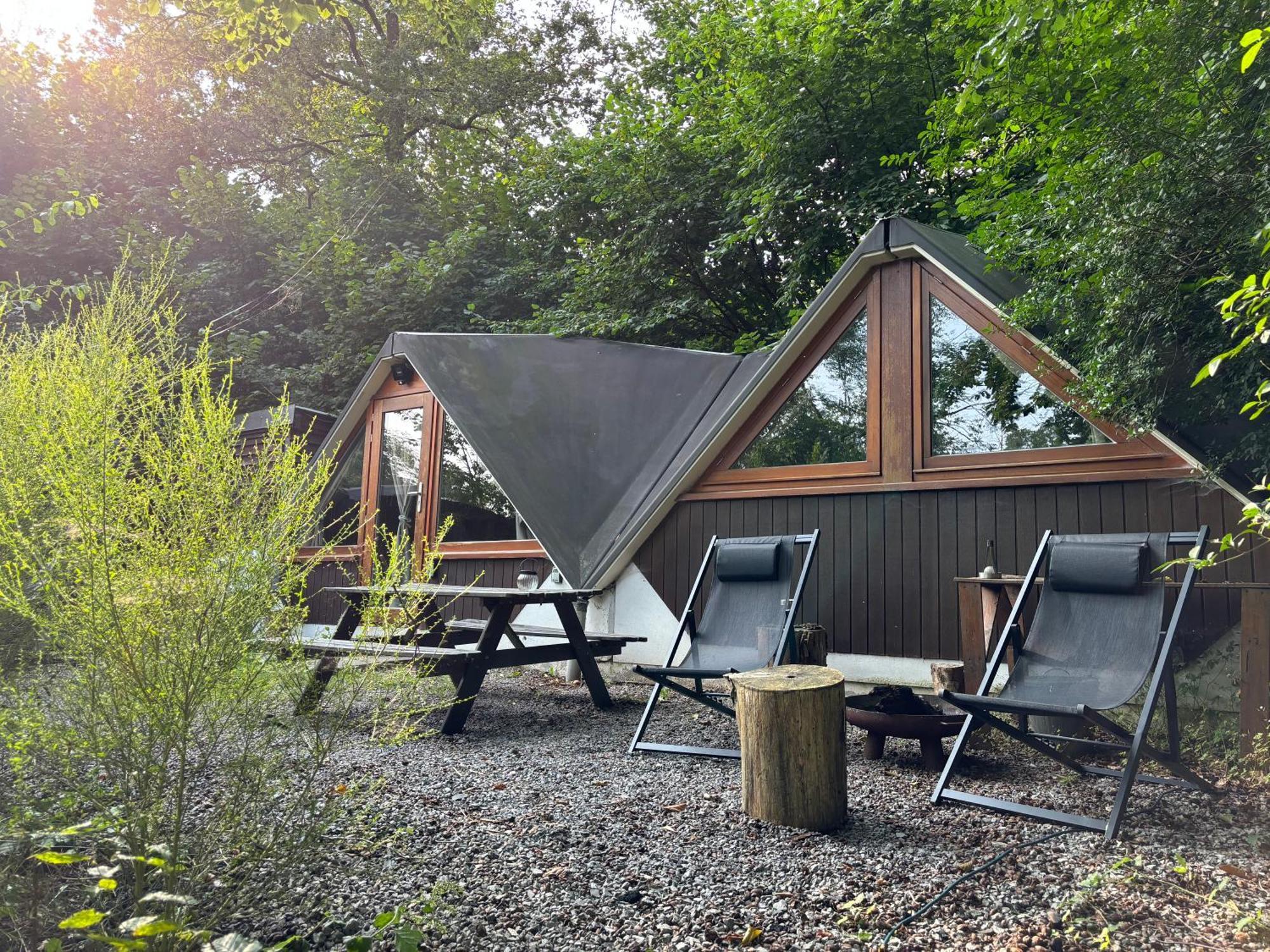 Chalet Tropical Avec Bain A Bulles - In The Woods Gesves Екстериор снимка