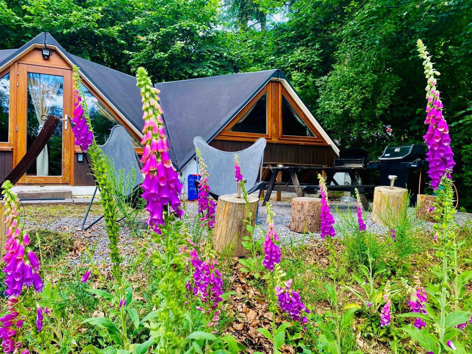 Chalet Tropical Avec Bain A Bulles - In The Woods Gesves Екстериор снимка